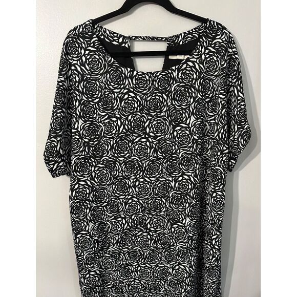 Sejour Plus Size‎ Black and White Rose Floral Shift Dress SZ 18W Pockets - Picture 1 of 10